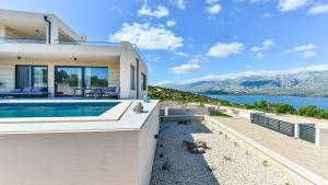 Villa Zariva with pool and panoramic mountain and 
