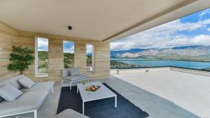 Villa Zariva with pool and panoramic mountain and