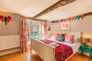 Host & Stay - The Old Paul Pry