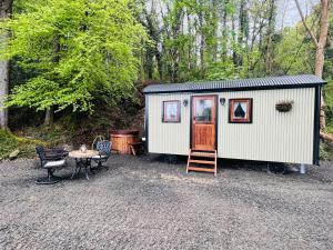 Romantic Shepherds Hut with Hot Tub in The Heart of Snowdonia