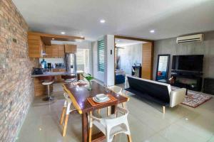 2 bd Loft in Versalles, Walk to the Beach!