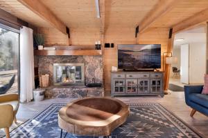 Fox n Bears Retreat by Big Bear Vacations Ultra Modern Gambrel Chalet Mins To Activities