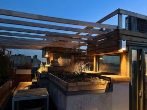 Rose cosy tiny studio with shared rooftop terrace and jacuzzi MK2