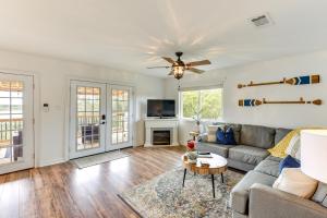 Waterfront Escape on Lake Granbury Deck and Patio!