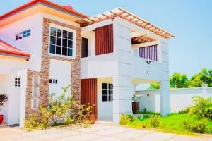 Lovely 4 Bedroom Solar Powered House with CCTV and Unlimited WiFi near Devtraco Court Community 25 Tema - Miocho