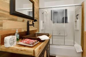 Emmas Cottage Retreat w Foosball + Game Console