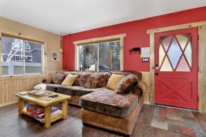Emmas Cottage Retreat w Foosball + Game Console