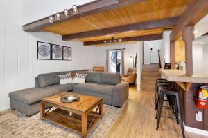 Summit View- Modern Two Story Furnished Resort Townhouse Condo- Walk to Ski Lift