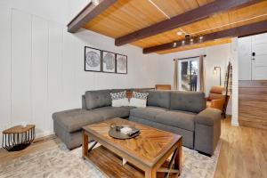 Summit View- Modern Two Story Furnished Resort Townhouse Condo- Walk to Ski Lift