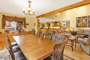 Fawnskin Log Cabin- Luxurious Group Log Cabin Estate- Hot Tub- Walk to Lake