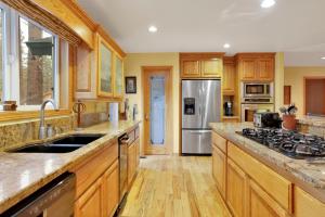 Fawnskin Log Cabin- Luxurious Group Log Cabin Estate- Hot Tub- Walk to Lake