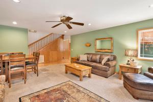 Fawnskin Log Cabin- Luxurious Group Log Cabin Estate- Hot Tub- Walk to Lake