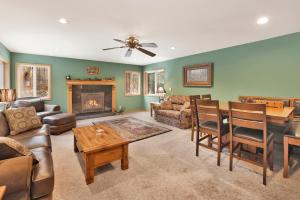 Fawnskin Log Cabin- Luxurious Group Log Cabin Estate- Hot Tub- Walk to Lake