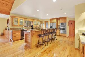 Fawnskin Log Cabin- Luxurious Group Log Cabin Estate- Hot Tub- Walk to Lake