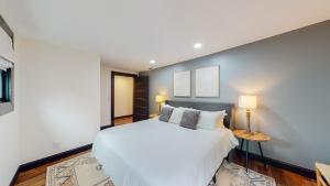 Stylish Top Floor 2 kings full bathroom with tub