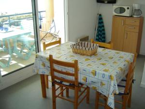 Appartement en Bord de Mer avec Balcon et Parking Privé - 2 Personnes - FR-1-540-211