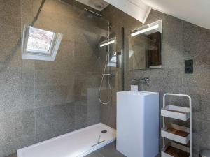 Maisons de vacances Maison spacieuse au centre de Cauterets, avec terrasse, garage, et proche commodites et telecabines. - FR-1-401-260 : photos des chambres