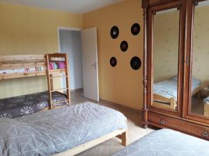 Maisons de vacances Gite Saint-Romain-en-Jarez, 3 pieces, 6 personnes - FR-1-496-286 : photos des chambres