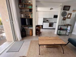 Mas 2 chambres avec piscine, tennis, parking et wifi - FR-1-726-24