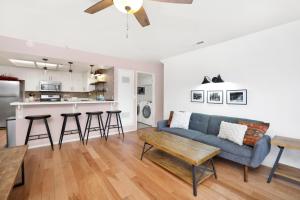 Brownies Den- Modern Cozy Central Resort Condo