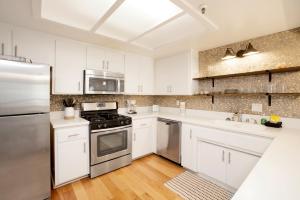 Brownies Den- Modern Cozy Central Resort Condo