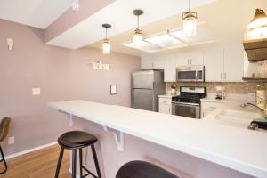 Brownies Den- Modern Cozy Central Resort Condo