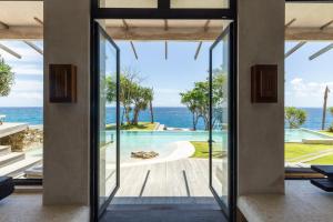 Oceanfront 5BR Luxury Villa, 22m Pool, Best Sunset in Lembongan