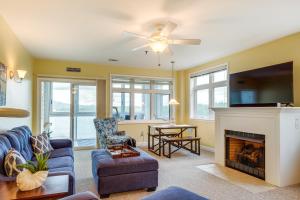 Lakefront Huddleston Condo with Community Pool