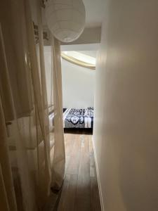 Appartements Grand studio, chambre separee, calme, centre ville prox Cathedrale - parking possible : photos des chambres