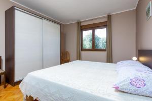 Apartments for families with children Banjole, Pula - 2258