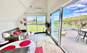 JANÉA Deep Red House