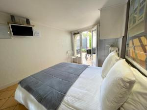 B&B / Chambres d'hotes Maison d'hotes spa terrasse parking privatifs Nevers : photos des chambres