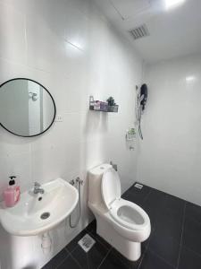 HomeFeel Netflix Youtube Free WiFi and Parking - MSuite at Bandar Manjalara, Near to DesaPark, Arkadia, One Utama, Kepong, Sri Damansara, Kota Damansara, Kuala Lumpur