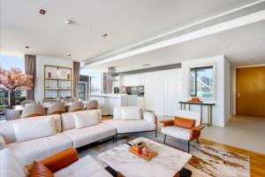 Livbnb - Alluring 3BR Plus Maids with Sea & Ain Dubai View