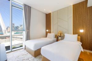 Livbnb - Alluring 3BR Plus Maids with Sea & Ain Dubai View