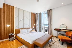 Livbnb - Alluring 3BR Plus Maids with Sea & Ain Dubai View
