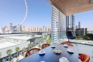 Livbnb - Alluring 3BR Plus Maids with Sea & Ain Dubai View