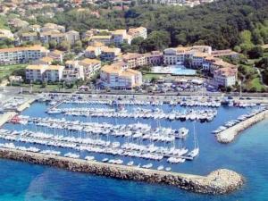 Appartements T3 Climatise avec Wi-Fi, Parking, Piscine et Tennis - 200 m des Plages et Commerces - FR-1-316-95 : photos des chambres