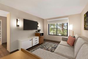 King Suite with Roll-In Shower - Disability Access room in The Plaza Suites Hotel