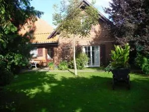 Ferienhaus mit Kamin und idyllischem Garten - Funfseen