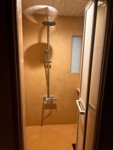 市街地そばの隠れ家2階ワンフロア貸切ステイ 民泊