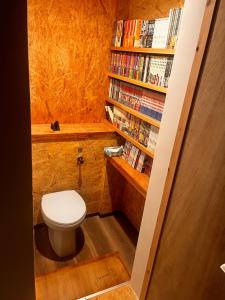 市街地そばの隠れ家2階ワンフロア貸切ステイ 民泊