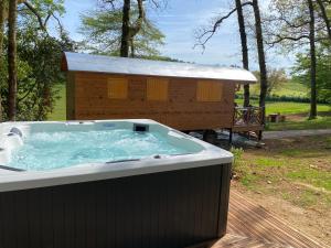 Sejours a la ferme Les Roulottes de l Herm Piscine Jacuzzi Perigord : photos des chambres