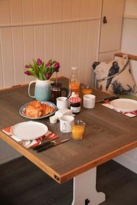 Shepherds Hut in countryside near Bath and Bristol