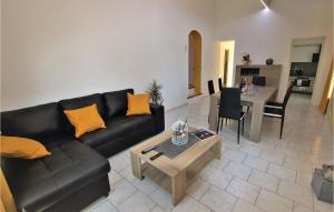 Maisons de vacances Nice home in Mormoiron with 3 Bedrooms and Outdoor swimming pool : photos des chambres