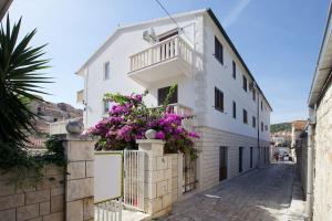 Apartment in Hvar town historic center