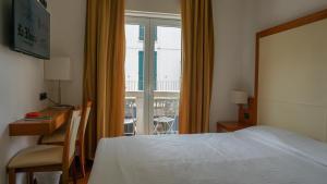 Family Room with Balcony and City View room in Hotel Mavino