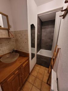 Le Flocon, Joli Cocon 4 pers avec Cheminée, LES ROUSSES, Draps inclus & Parking gratuit