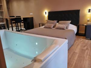 Appartements Appart Hotel Spa Perpignan : Suite Deluxe avec Baignoire Spa