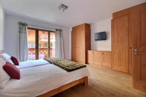 Lodge 6, next to cable car